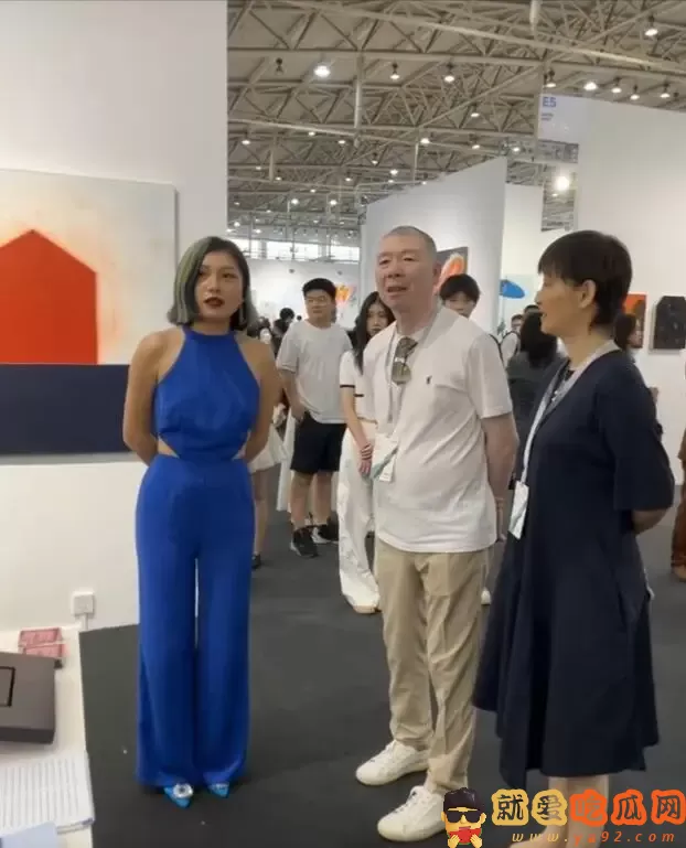 冯小刚一家3口看展,18岁徐朵穿露脐装好时髦-吃瓜网