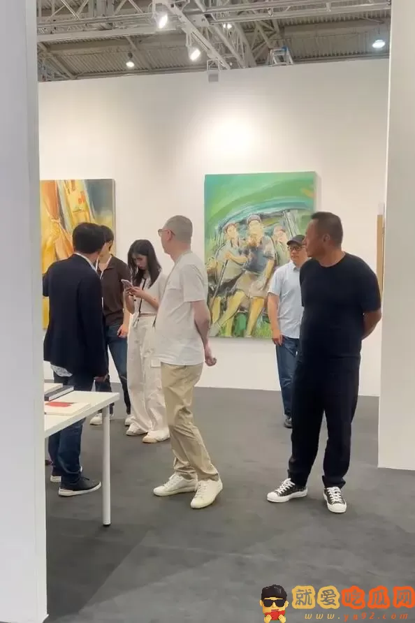 冯小刚一家3口看展,18岁徐朵穿露脐装好时髦-吃瓜网