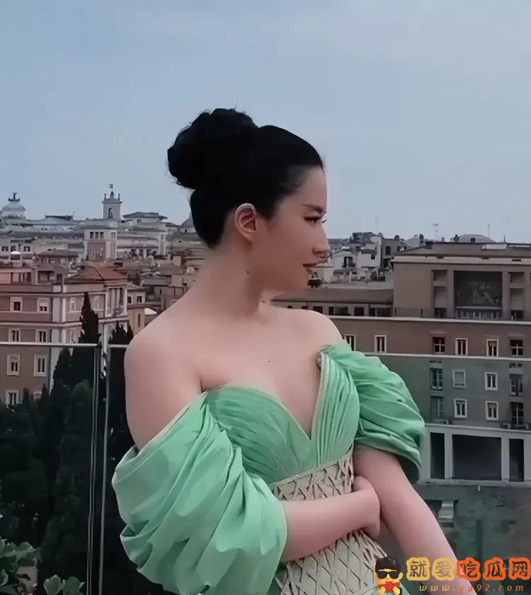 刘亦菲被骂翻 油腻做作对外国人的态度太谄媚-吃瓜网