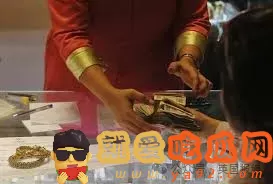 印度超美空姐直肠塞1公斤黄金,运一次赚几千美元?网友:菊中黄金屋!-吃瓜网