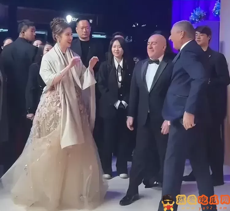 刘亦菲被骂翻 油腻做作对外国人的态度太谄媚-吃瓜网