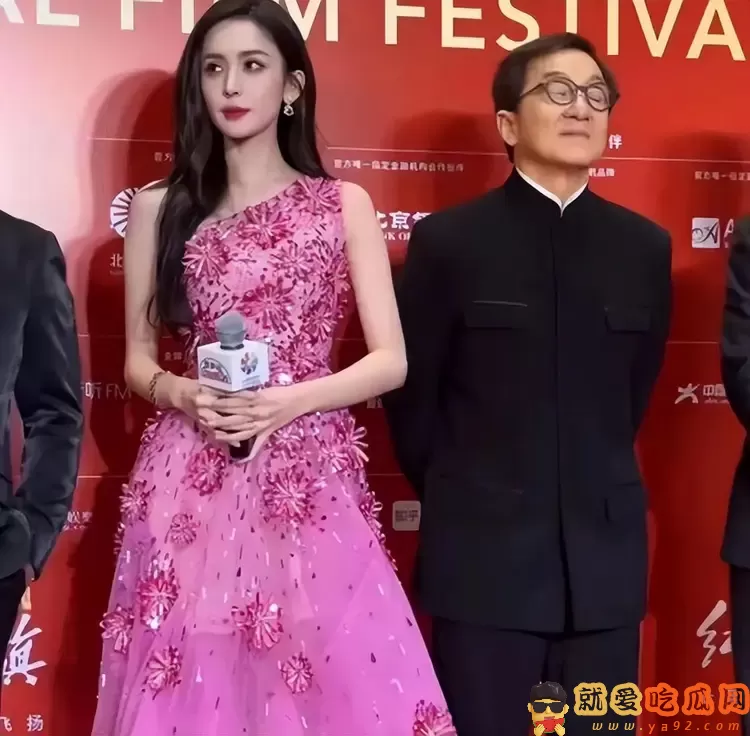 成龙跟娜扎谈恋爱,一上映就被全网骂,网友吐槽:晚节不保-吃瓜网