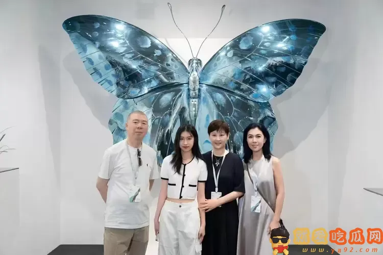 冯小刚一家3口看展,18岁徐朵穿露脐装好时髦-吃瓜网