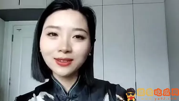网传银行女职员拍视频深情表白行长,被行长误发工作群-吃瓜网