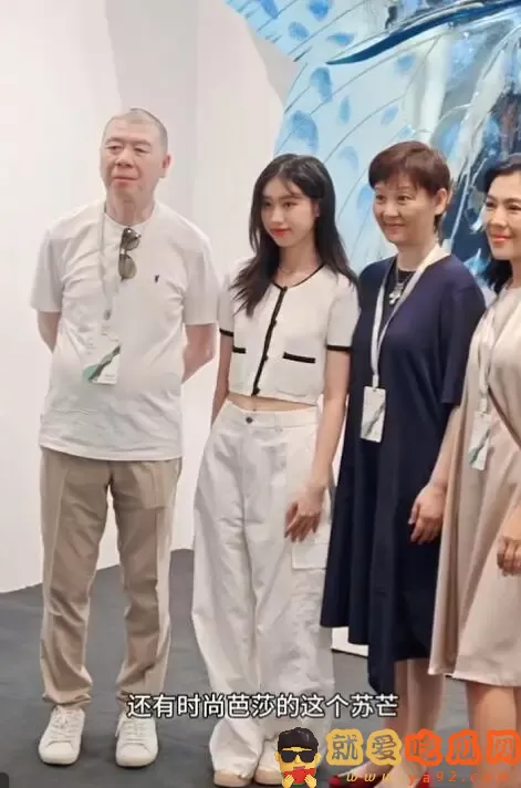 冯小刚一家3口看展,18岁徐朵穿露脐装好时髦-吃瓜网