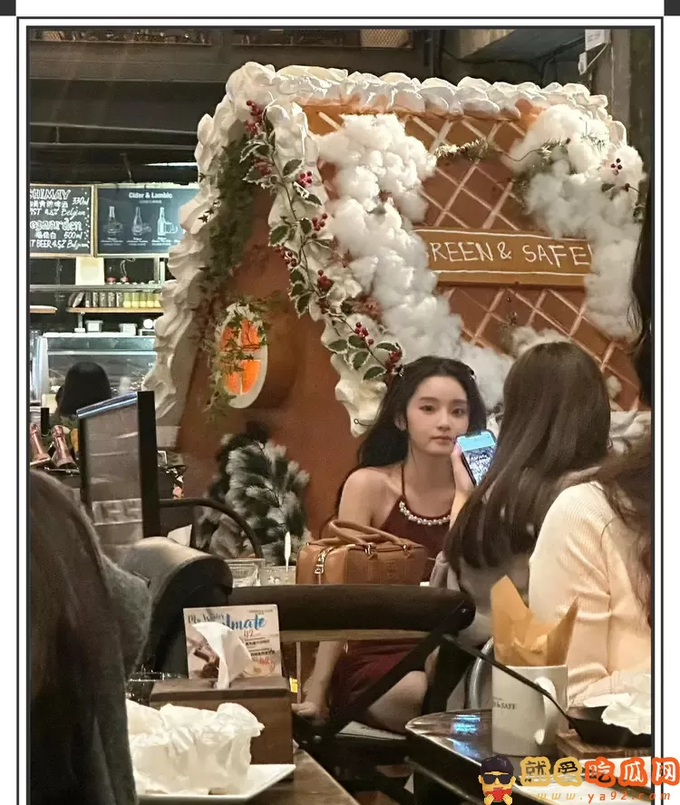 王思聪躺在21岁新女友大腿上,让女友给他做头部按摩,网友:羡慕-吃瓜网