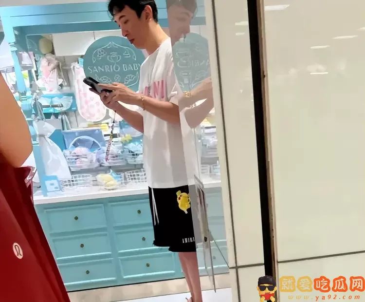 王思聪带女友现身成人店,偷偷点赞前女友美照,新欢旧爱暗中较劲-吃瓜网