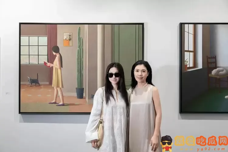 冯小刚一家3口看展,18岁徐朵穿露脐装好时髦-吃瓜网