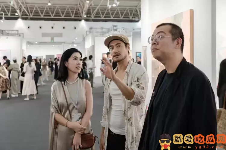 冯小刚一家3口看展,18岁徐朵穿露脐装好时髦-吃瓜网