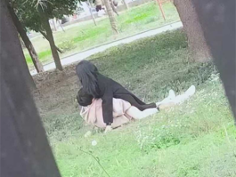 小情侣寻求刺激 竟大白天公园当众野战 女上男下疯狂摇臀 被路人多角度偷拍
